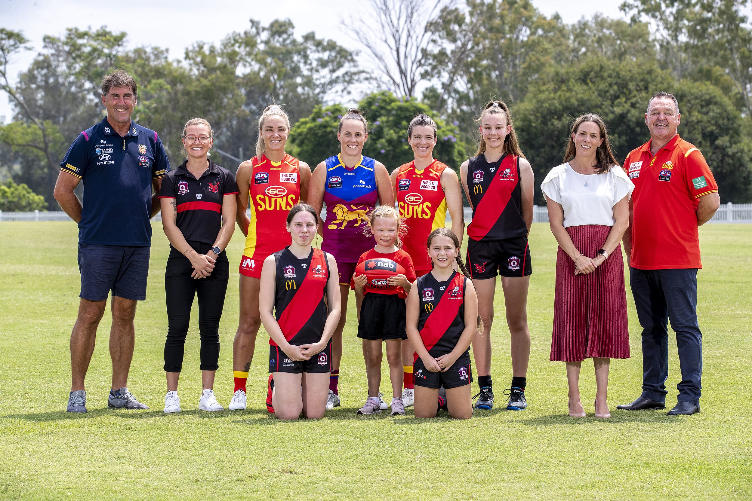 2021 NAB AFL Premiership Cup Ambassador, Jamie Howell, who was present alongside Head of AFL Queensland Trisha Squires. Howell and Squires were also joined by Brisbane Lions Captain Emma Zielke, Brisbane Lions AFLW Coach Craig Starcevich, Gold Coast SUNS Captains Sam Virgo & Hannah Dunn, and David Lake Gold Coast SUNS AFLW Coach.